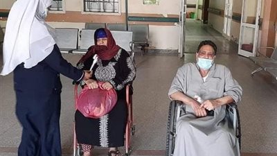 تعافى وخروج ٣ حالات كورونا من مستشفى قفط التعليمي