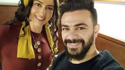 كريم الحسينى يهنئ حنان مطاوع فى كواليس 