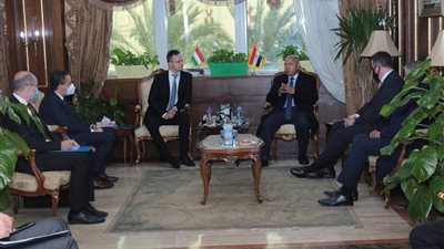 وزيرا النقل والخارجية والتجارة المجري يبحثان التعاون في مجال تصنيع 200 عربة نوم جديدة