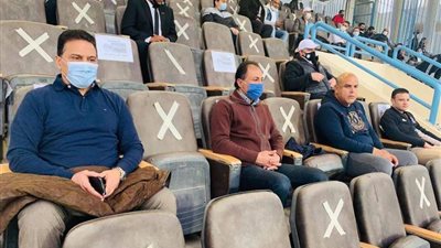 البدرى وجهازه يشاهدون مباراة بيراميدز والجونة من الملعب