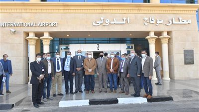 وزير الطيران يسلم مطار سوهاج الدولي شهادة الاعتماد الصحى للسفر الامن الممنوحة من ACI