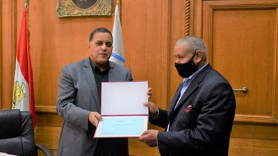 رئيس السكة الحديد يكرّم مشرف قطار رفض قطع نصف تذكرة لطفل 9 سنوات