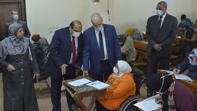 بدء امتحانات الفصل الدراسى الأول بكليات جامعة الفيوم.. بالصور