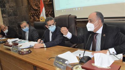 محافظ الغربية ونواب المحلة يناقشون المشروعات المنفذة بالمدينة..صور