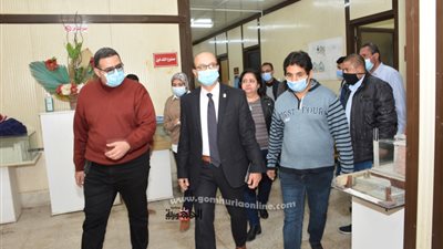 نائب رئيس جامعة أسيوط يتابع أعمال امتحانات الدراسات العليا فى يومها الأول بكلية الفنون الجميلة