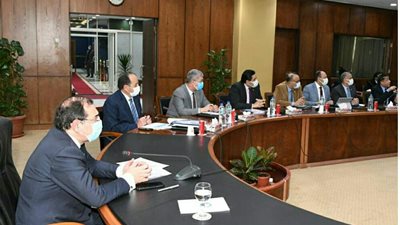 وزير البترول يتابع تنفيذ برنامج التوسع في محطات تموين وتحويل السيارات للعمل بالغاز الطبيعى