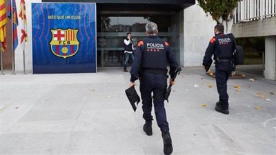الشرطة الإسبانية تداهم مقر برشلونة
