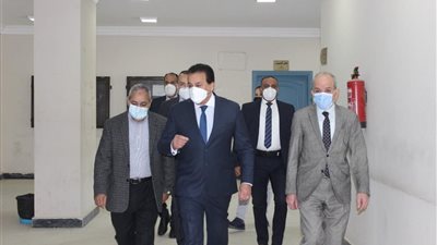 وزير التعليم العالي يتفقد عددًا من لجان الامتحانات بالجامعات الخاصة والمعاهد .. صور