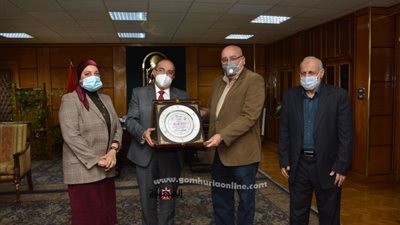 رئيس جامعة أسيوط يؤكد علي تسخير كافة إمكانيات الجامعة الطبية لخدمة أكثر من 65 ألف مريض أورام سنوياً