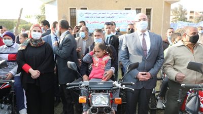 القباج تسلم 31 دراجة بخارية ومساعدات عينية وغذائية للأولى بالرعاية ببنى سويف