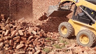 ازالة حالة تعدى بالبناء بالضبعية غرب الأقصر