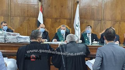 عمل أستاذ الجامعة بالخارج أثناء مرافقة الزوج لا يوجب العزل