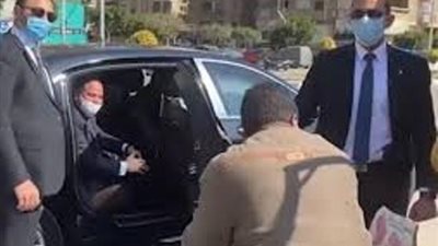 بائع الفاكهة يكشف تفاصيل حوار ربع ساعة مع السيسي .. «قالي كل اللي أنت عاوزه هيتعمل»