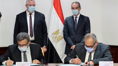 وزيرا الزراعة والاتصالات يشهدان توقيع بروتكول تعاون لتنفيذ مشاريع بحثية تطبيقية