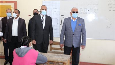 صقر يتفقد امتحان الشهادة الاعدادية بمحافظة السويس