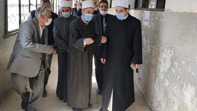 رئيس الإدارة المركزية بالمعاهد الأزهرية يتابع الامتحانات فى القليوبية.. بالصور