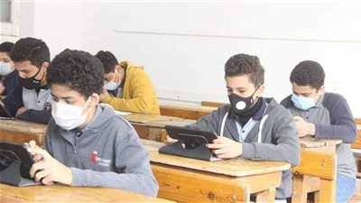 طلاب 12محافظة بالصف الأول الثانوى يؤدون امتحان مادتى التاريخ والكيمياء