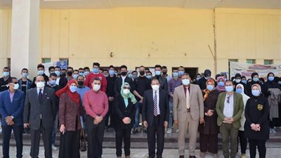 رئيس جامعة بني سويف يشارك فى دقيقة حداد على روح طالبة