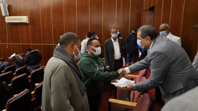 وزير القوى العاملة يسلم 20 عقد عمل لذوي الهمم والعزيمة بالبحر الأحمر