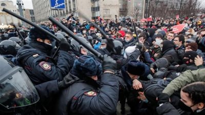 رويترز: روسيا تعتقل نحو 150 بينهم معارضون بارزون خلال اجتماع في موسكو