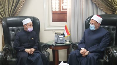 مفتي الجمهورية يستقبل مفتي ماليزيا لبحث تعزيز التعاون الإفتائي بين الدار وماليزيا
