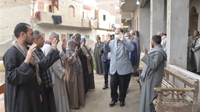 محافظ أسيوط يقدم واجب العزاء لاسرة ضحايا حادث طريق الكريمات