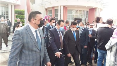 وزير الشباب والرياضة يتفقد المنشآت الرياضية بالعاشر من رمضان
