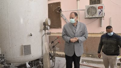 محافظ أسيوط يطمئن على شبكات الاكسجين بمستشفى المبرة للتأمين الصحي