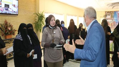فودة يلتقي عاملات النظافة بطور سيناء ويثني على عملهم يكافأهم تشجيعاً وتحفيزاً لهم
