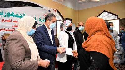 محافظ الغربية: مد خطوط الغاز والصرف الصحى لـ٨٨ عزبة وتابع بزفتى-صور
