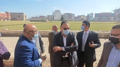 محافظ الشرقية يُتابع أعمال إعادة رصف ورفع كفاءة الطريق المار أمام الموقف العمومي ومستشفى شريف عمر بمدينة فاقوس