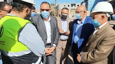 محافظ الشرقية يتفقد أعمال تنفيذ مشروع شبكات ومحطات رفع مياه الصرف الصحي بقرية سواده بمركز فاقوس