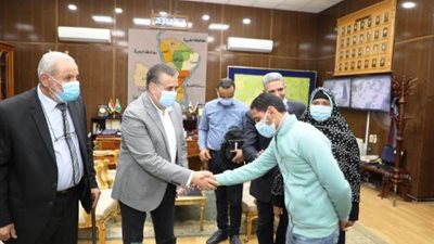 محافـظ المنوفية يسلم مساعدات عاجلة لحالات تصدعت منازلهم بكفر داود وابو نشابة