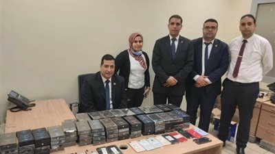 ضبط راكب يخفي 21 تليفون محمول حول جسده بالمطار
