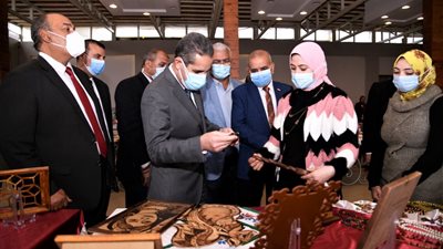 محافظ الغربية يفتتح معرض أندية الفتاة والمرأة بالغربية-صور