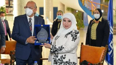 الطيار رشدي زكريا يكرم الفنانة مديحة حمدي في الاحتفال بالأمهات المثاليات بمصرللطيران