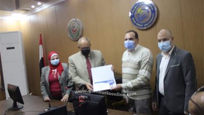مستشفى بني سويف الجامعي يكرم العاملين بقسم الباثولوجيا الاكلينيكيه والكيميائيه