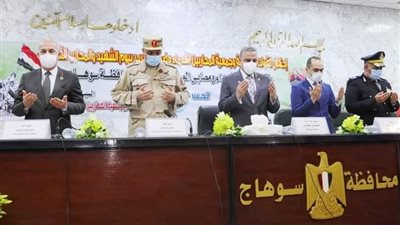 محافظ سوهاج ومدير جمعية المحاربين القدماء يكرمان أسر الشهداء ومصابي العمليات الحربية
