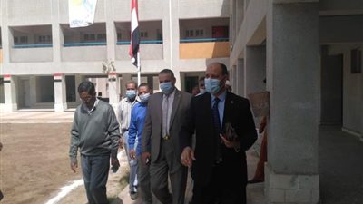 مدير التعليم بسوهاج يتابع سير العمل بمدرسة الشواولة الابتدائية بالمنشاه