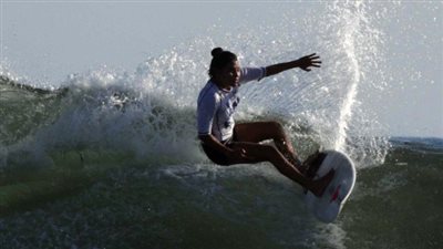 مصرع راكبة أمواج ضربها البرق اثناء التدريب