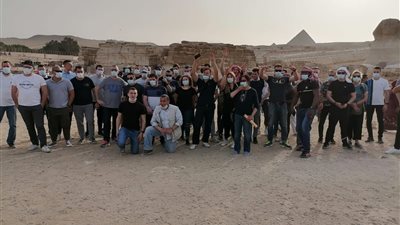 طاقم حاملة المروحيات البرمائية ميسترال الفرنسية يزور منطقتي أهرامات الجيزة وسقارة والمتحف المصري بالتحرير