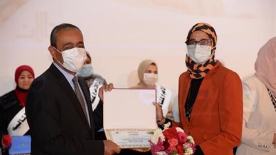 محافظ الاسماعيلية يكرم ٢٥ اماً مثالية بينهن وكيل مجلس الشيوخ