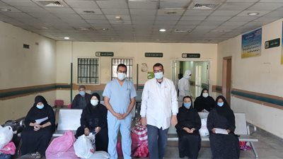 تعافى و خروج ٧ حالات كورونا بمستشفى قفط التعليمى