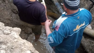 رئيس مياه القناة: استمرار عمليات تطهير شبكات الصرف للقضاء علي المناطق الساخنة
