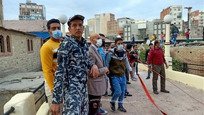 وكيل وزارة الصحة بالشرقية يتابع عملية اخماد حريق الأكشاك التجارية بمحطة الزقازيق