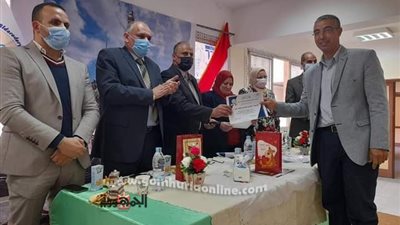 تعليمية العاشر من رمضان تكرم قسم التطوير التكنولوجي لدعمة منظومة التعليم الجديدة