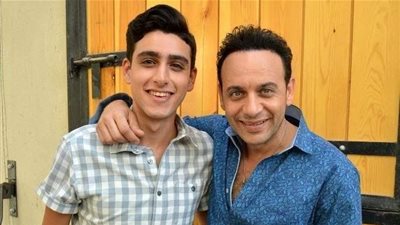 مصطفى قمر يكشف حقيقة ظهوره ابنه تيام فى 