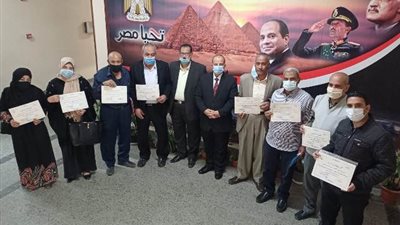 تكريم العاملين بإدارة خدمة المواطنين بتعليم قنا