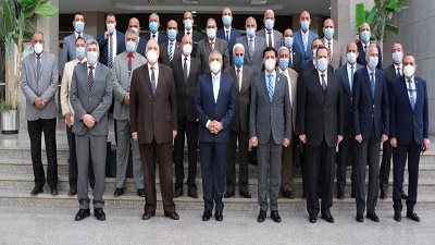 نائب وزير الطيران يبحث مع مديري المطارات المصرية زيادة السعة الاستيعابية