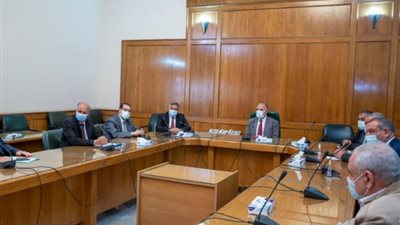 عبد العاطى يكرم أعضاء لجنة إعداد قانون الموارد المائية والرى الجديد